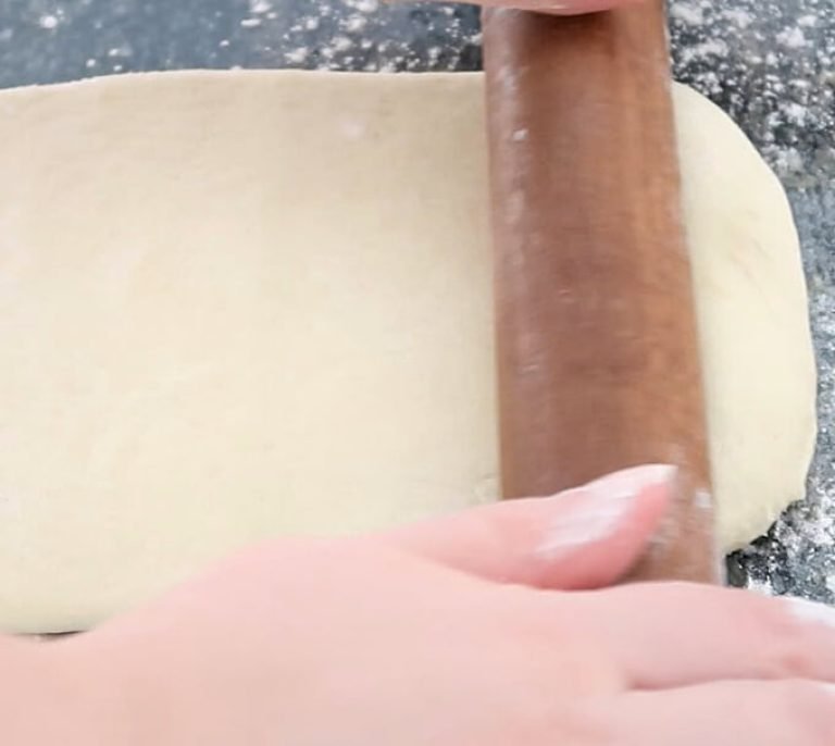 abrindo a massa do pão caseiro