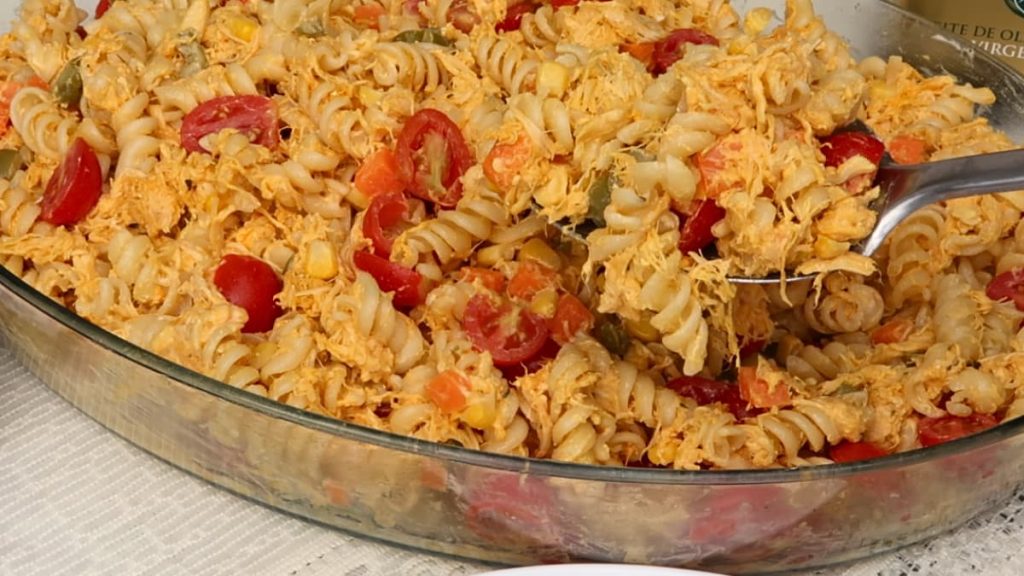 salada de macarrao com frango